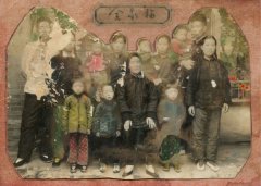 精心粘裱的損壞全家福，親情的溫暖讓照片修復